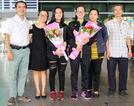 黎美賢和阮黎慶在機場與家人合照。