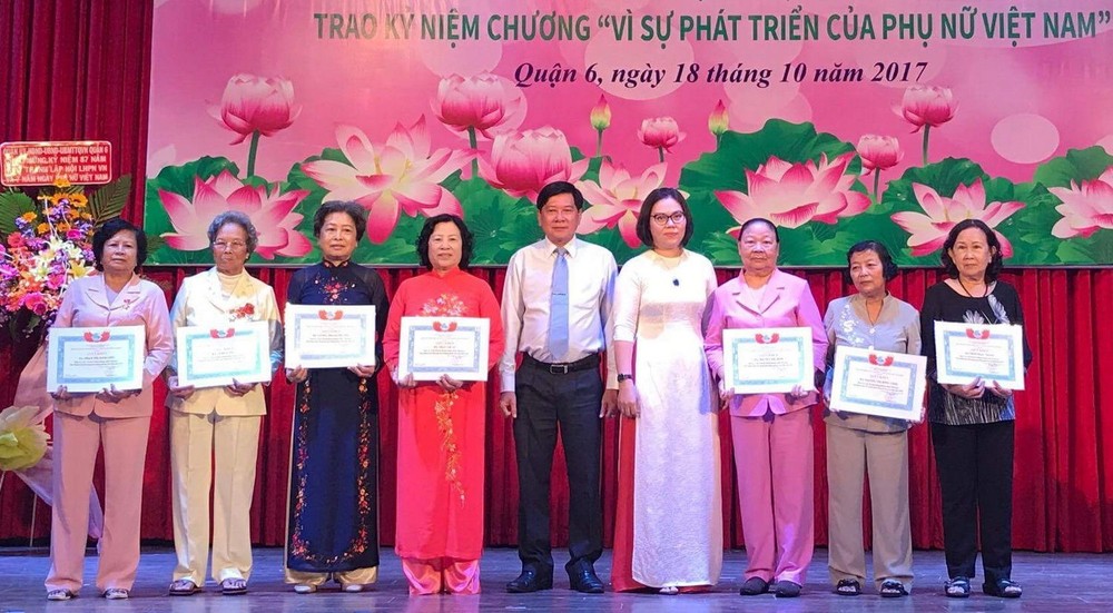 當天，有13名個人獲“為越南婦女發展”紀念章，另有37個人獲郡表彰。（圖源：海韻）