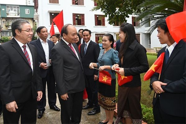政府總理阮春福與外國留學生交談。（圖源：VGP）