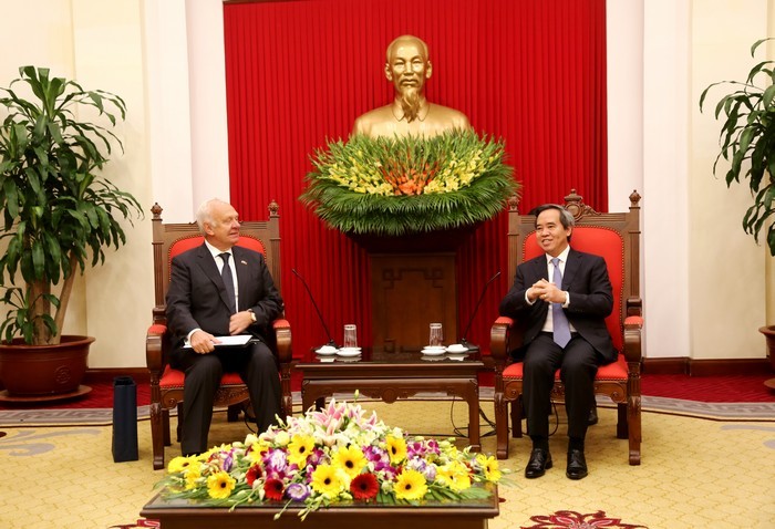 中央經濟部長阮文平(右)接見俄羅斯聯邦駐越南大使康斯坦丁‧弗努科夫和。（圖源：越南共產黨電子報）