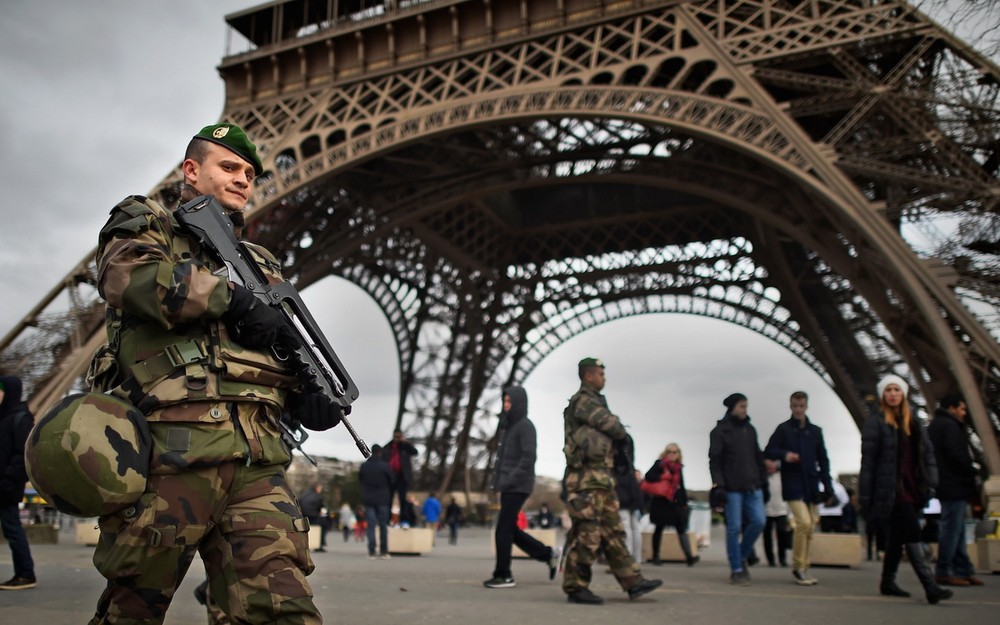 法國軍隊士兵在埃菲爾鐵塔附近巡邏。（圖源：Getty Images）