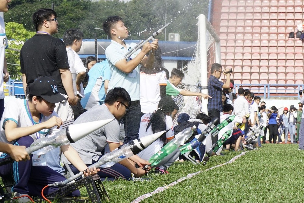 200 多隊參加水火箭發射比賽。