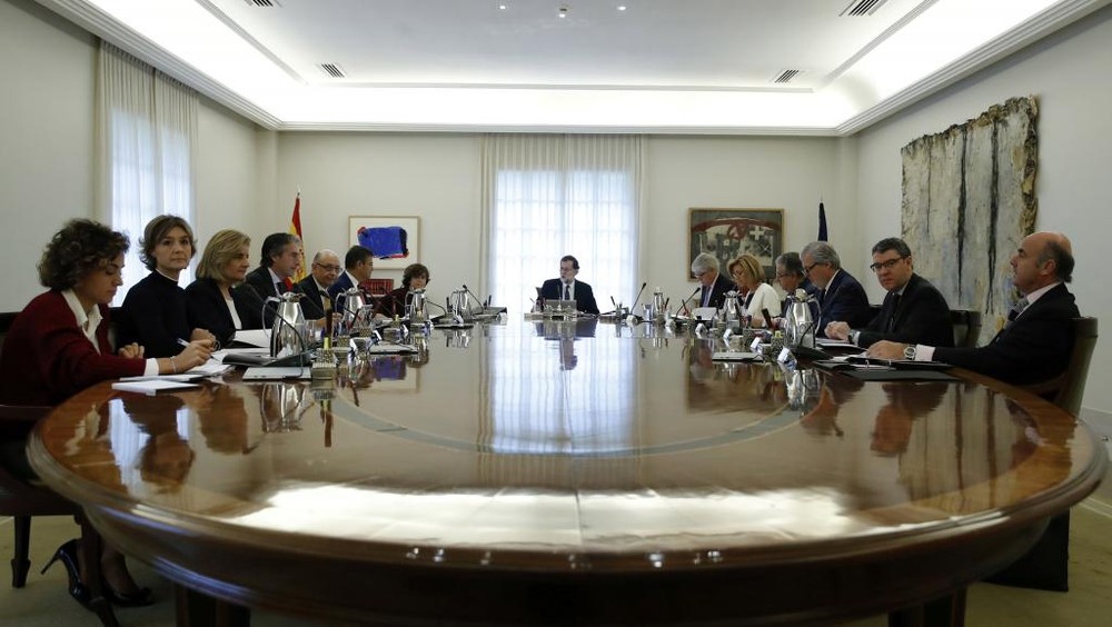 西班牙首相拉霍伊當地時間21日召開內閣緊急會議。（圖源：路透社）