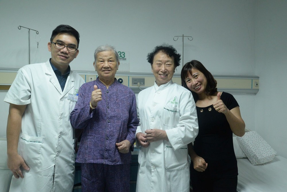 武氏景和女兒與聖丹福廣州現代腫瘤醫院的專家合照。
