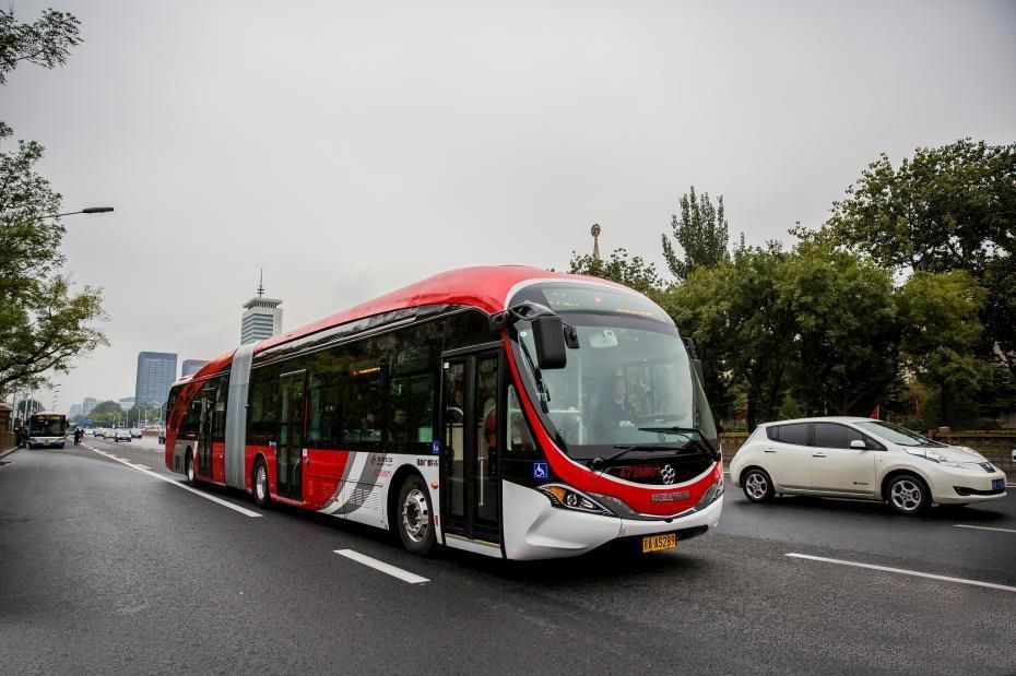 北京18 米長純電動公交車投入運營。（圖源：互聯網）