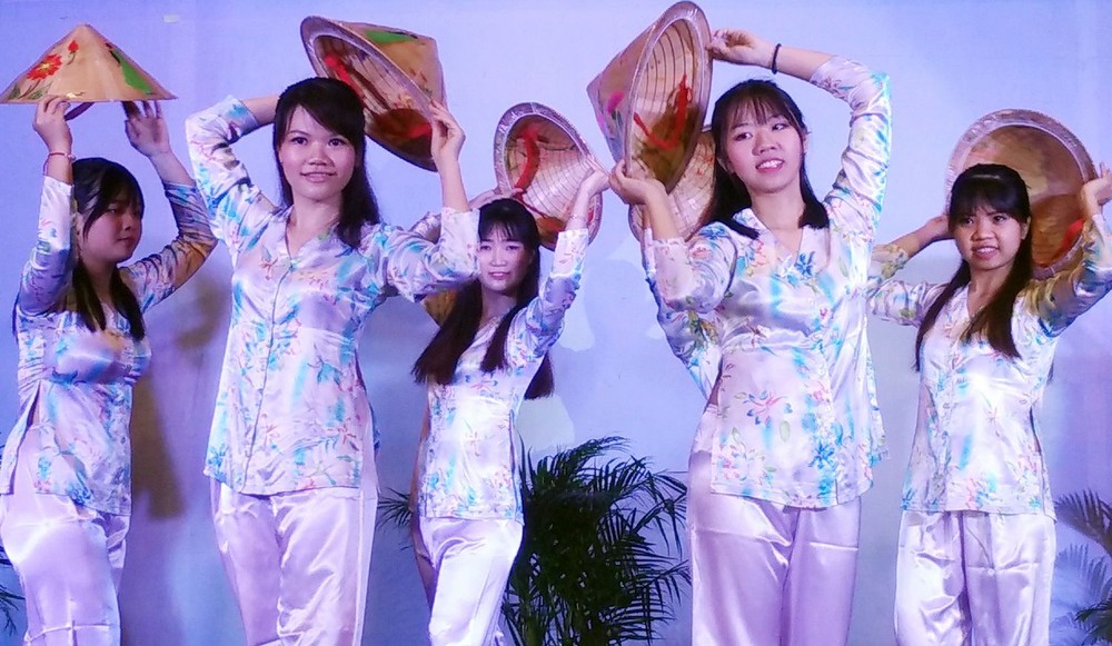 蓮花歌舞團表演舞蹈。