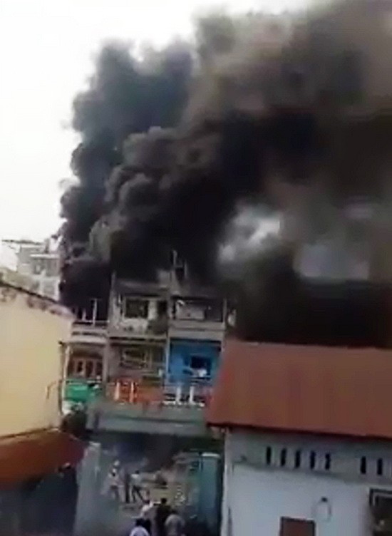 商店內大量摩托車零件被燒毀。（圖源：互聯網）