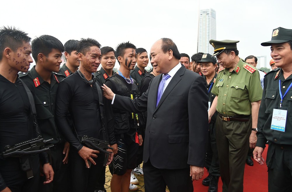 政府總理阮春福看望軍隊力量。（圖源：VGP/光孝）