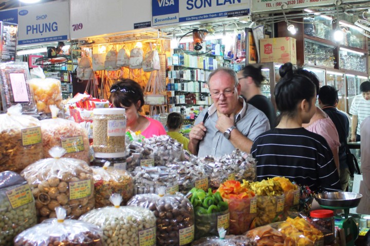 許多外籍參觀者也前來了解濱城市場的各種貨物。（圖源：施紅）