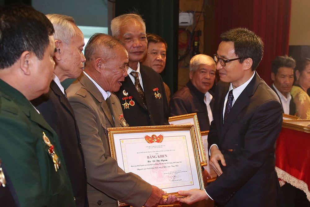 武德膽副總理向西北各省老年人模範頒發獎狀。