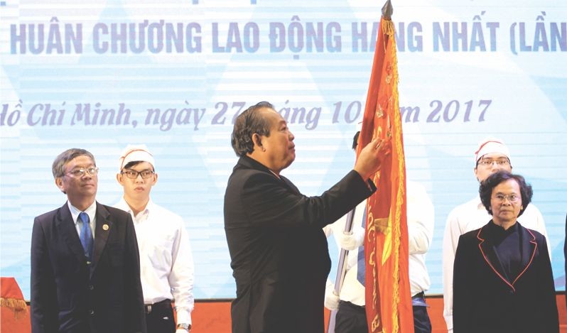 政府副總理張和平在百科大學旗幟 別上一等勞動勳章。 （圖源：越通社）