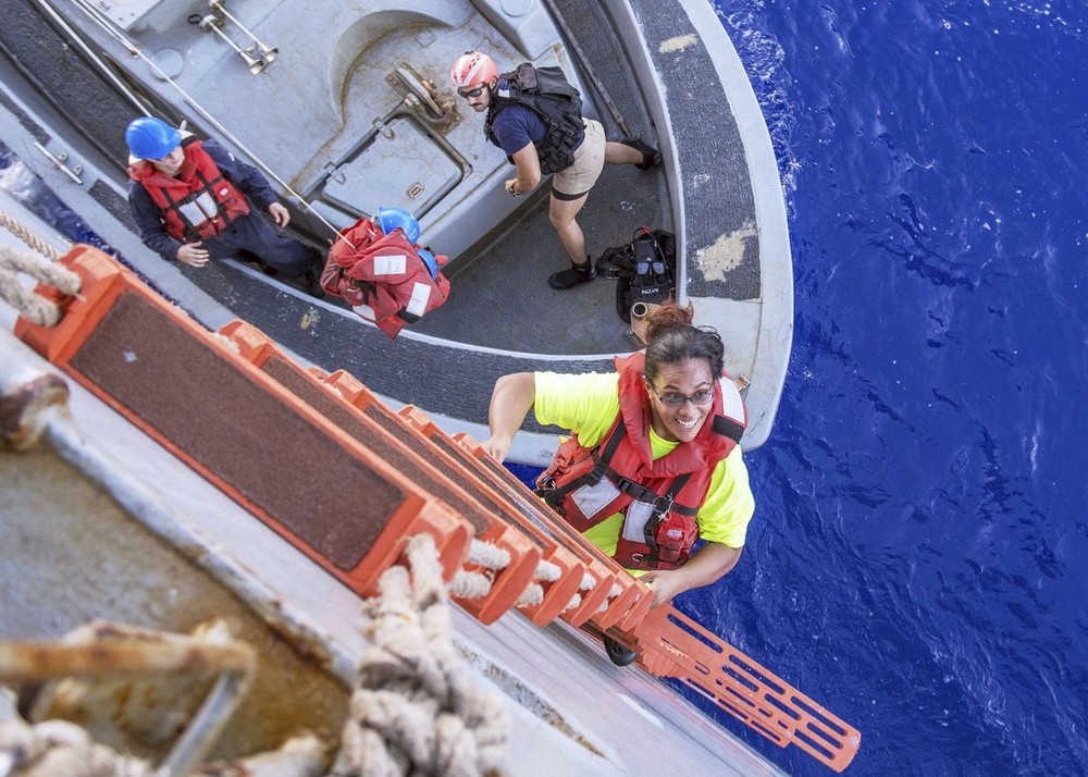 獲救的弗雅巴登上美國海岸警衛隊的船。（圖源：US Navy）