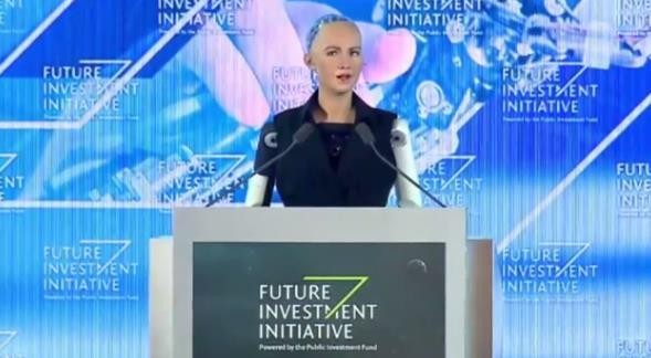 會議現場“女性”機器人索菲婭發表演說。（圖源：視頻截圖）