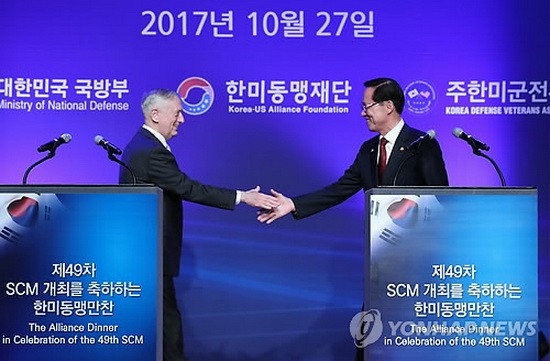 10月27日下午，在首爾，美國防長馬蒂斯（左）和韓國防長宋永武出席由駐韓美軍戰友會和韓美同盟財團共同主辦的韓美同盟晚宴。圖為雙方在致辭後握手。（圖源：韓聯社）