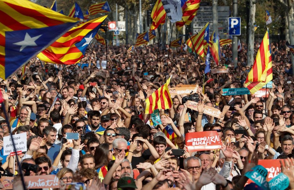西班牙巴塞羅那，在議會外集會的親獨立民眾慶祝。（圖源：路透社）