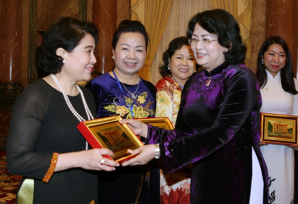 國家副主席鄧氏玉盛向女企業家贈送紀念品。