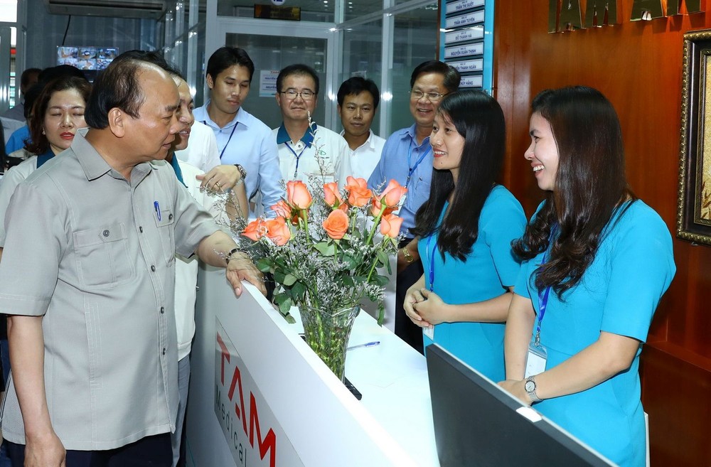 阮春福總理同各部委代表看望了韓國Taekwang Vina公司的心安二全科診所。