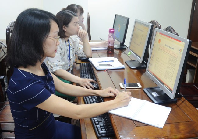 稅務局人員在檢查企業電子報稅情況。(圖源：宣光報)