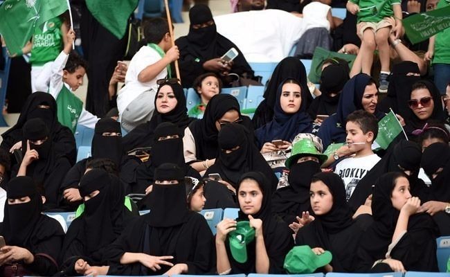 圖為10月首次允許女性進入利雅得體育場參加國慶慶典，已經引發了強烈爭議。（圖源：沙特文化部）