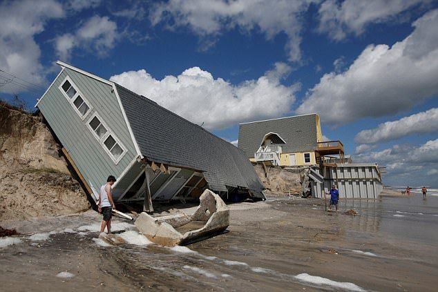 資料圖：9月12日，美國佛羅里達州的一處海灘上，一棟房屋在“艾爾瑪”的影響下，被大風吹倒在海灘上。（圖源：路透社）