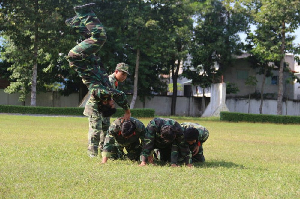 第七軍區47號偵察營的團員、青年正在接受訓練。