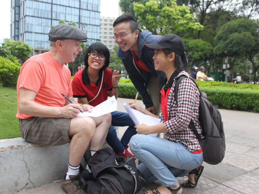 大學生在“九‧二三”公園以英語與外國人溝通。