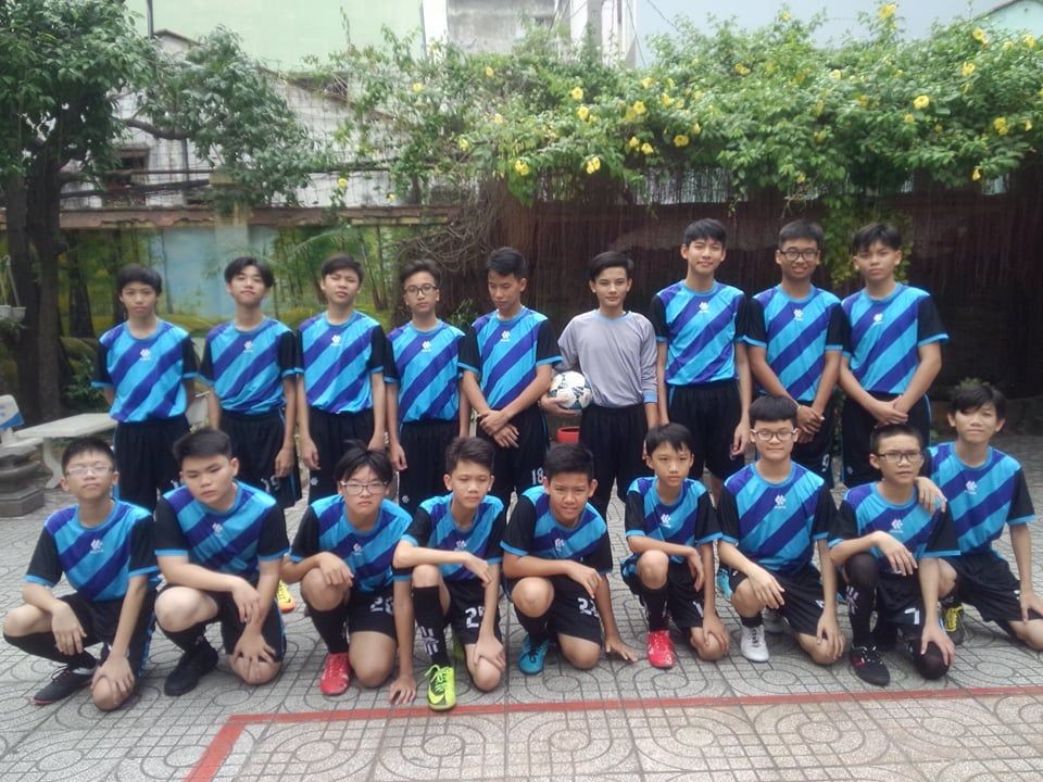 麥劍雄學校的越華學生足球隊。