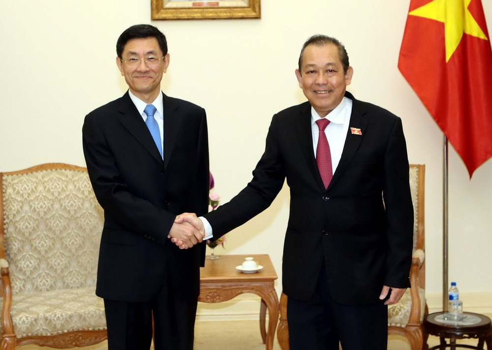 政府常務副總理張和平︵右︶接見中國國家安全部副部長唐朝。