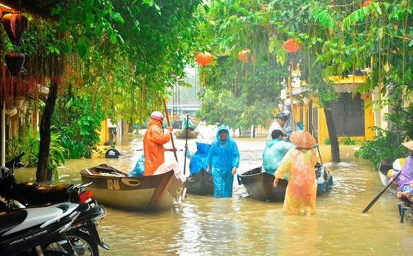 會安市的街道被水淹。