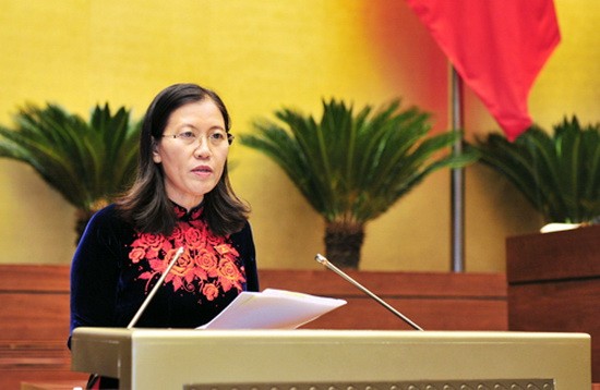 司法委員會主任黎氏娥闡述政府報告關於2017年肅貪工作的審查報告。