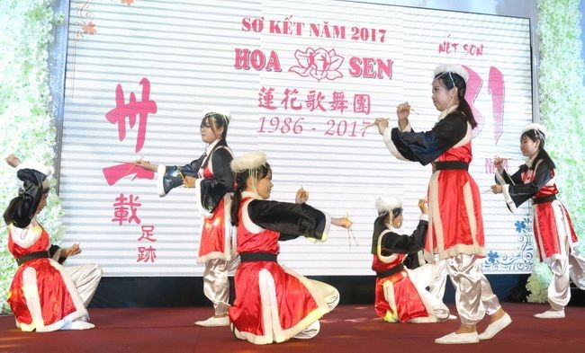 胡文強華文中心學生表演《筷子舞》。