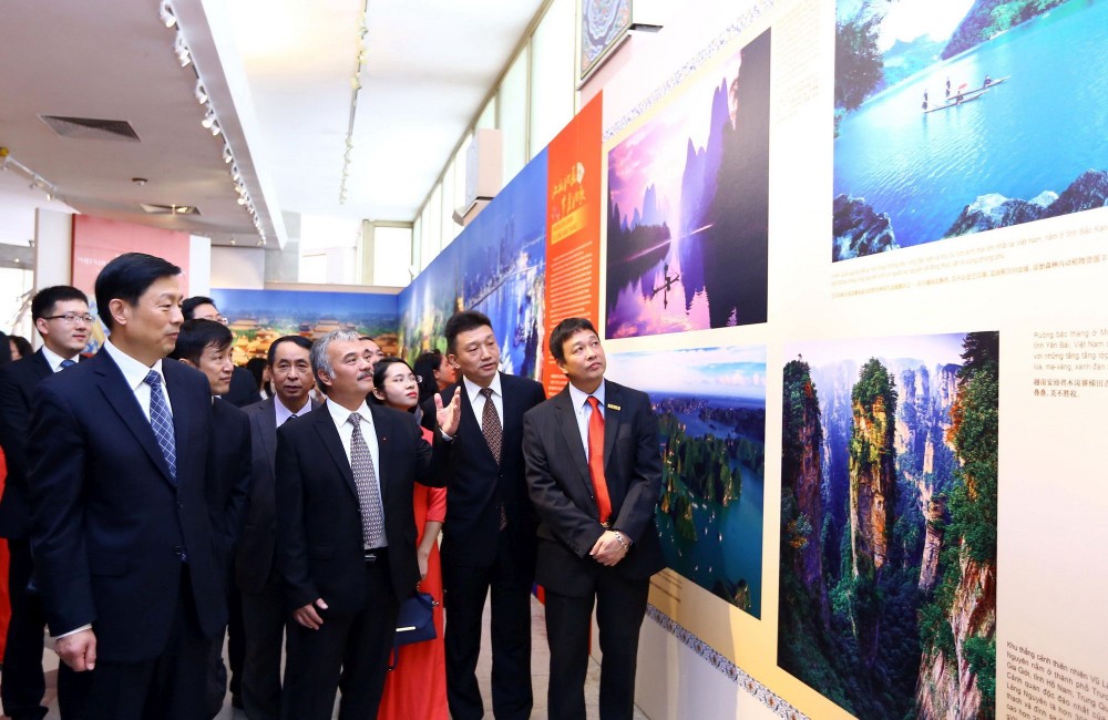 “美麗越南-美麗中國”圖片展昨(6)日在河內胡志明博物館開幕。