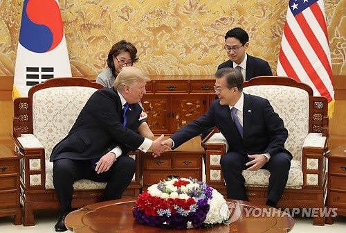 韓國總統文在寅7日下午在青瓦台同到訪的美國總統特朗普舉行會談。（圖源：韓聯社）