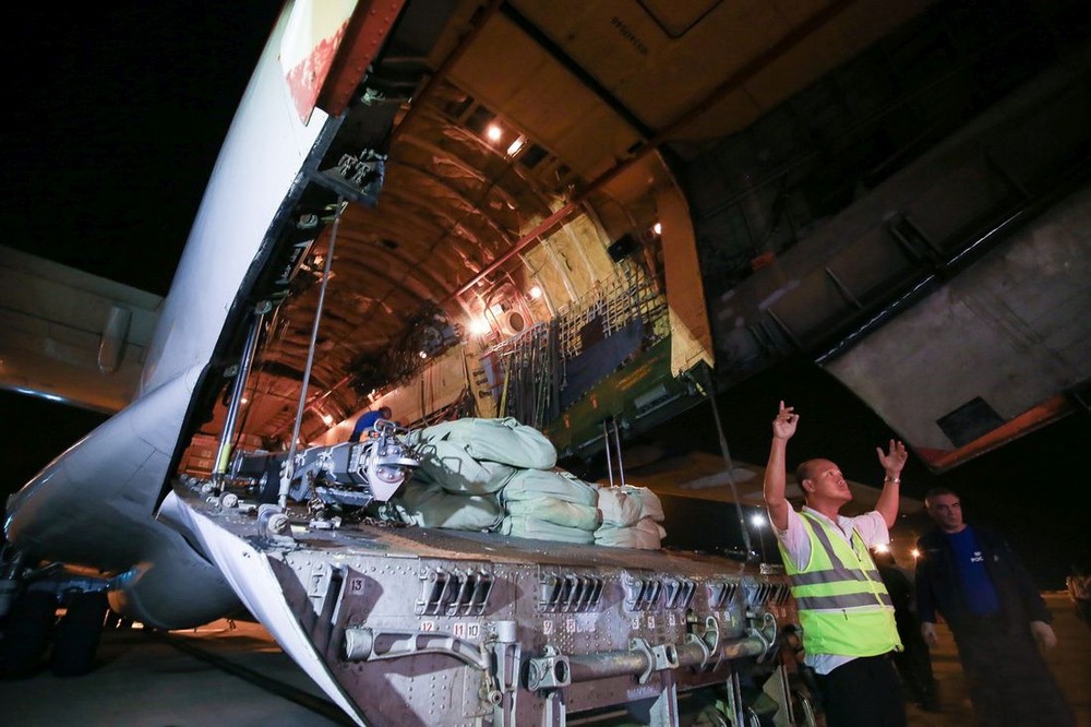 載著40噸救災物資救助12號颱風災民的俄國編號IL-76運輸機，昨(9)日凌晨零時30分降落慶和省金蘭國際機場。