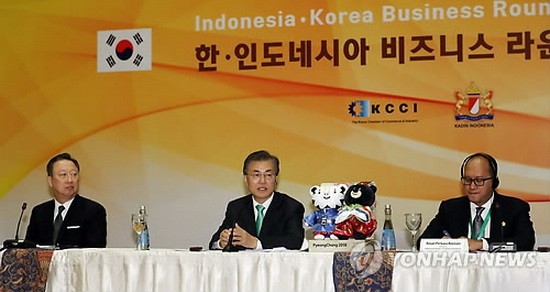 11月9日，在印尼雅加達，文在寅（中）在韓-印尼商務論壇上發表演講。（圖源：韓聯社）