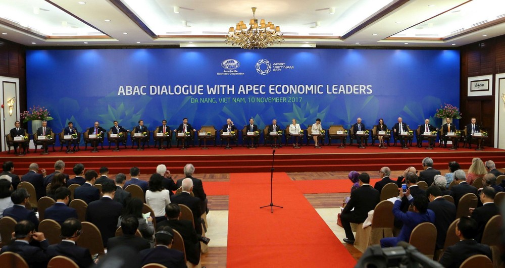 各國領導人與APEC商業諮詢委員會進行對話。