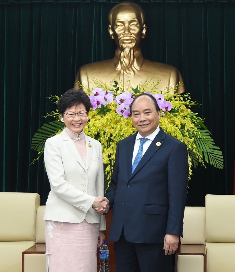 阮春福總理接見香港特首林鄭月娥(左)。（圖源：VOV）