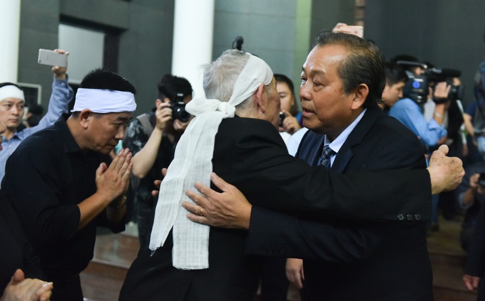 政府常務副總理張和平(右一)前來弔唁黃氏明胡大娘並親切慰問家屬。（圖源：Zing.vn）
