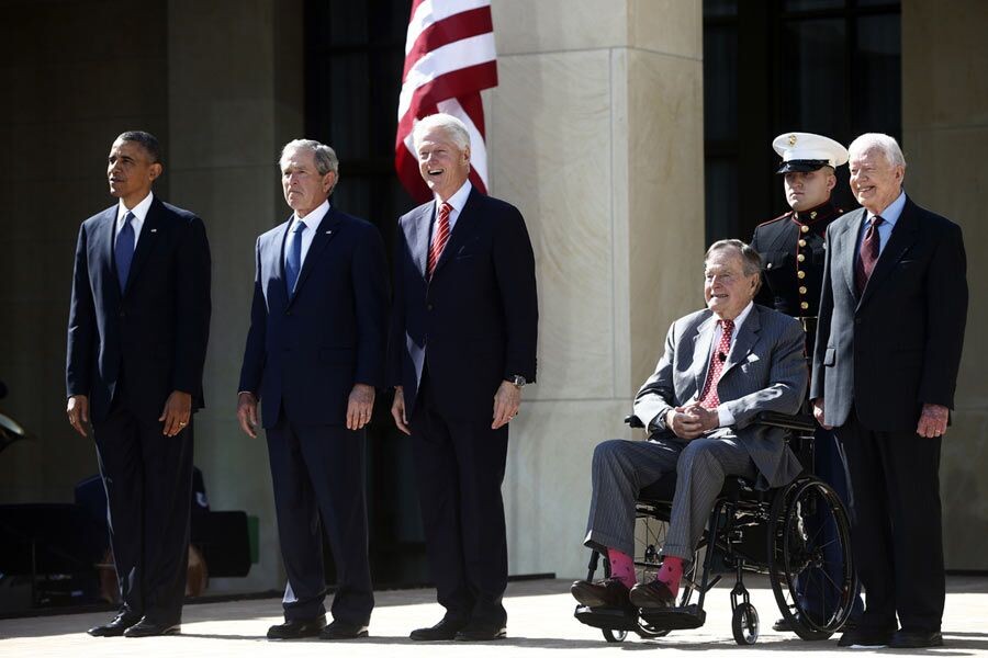 美國前總統奧巴馬、小布什、克林頓、老布什和卡特罕見聚首，出席小布什圖書館開幕式。（圖源：AP）