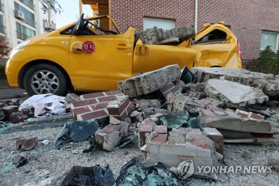 幼兒園外牆坍塌及車輛嚴重毀損。（圖源：韓聯社）