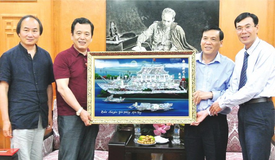 《西貢解放報》代表（右）贈送紀念品給中國作協。