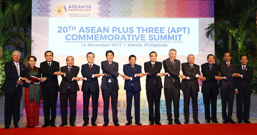 出席東盟+3峰會各國領導握手合影。（圖源：VPG）