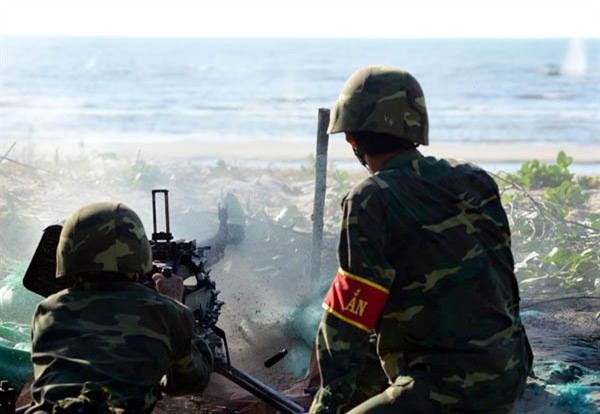 屯駐同奈省的第七軍區所屬302師昨(16)日舉行海岸防禦備戰演習。（圖源：人民軍隊報）