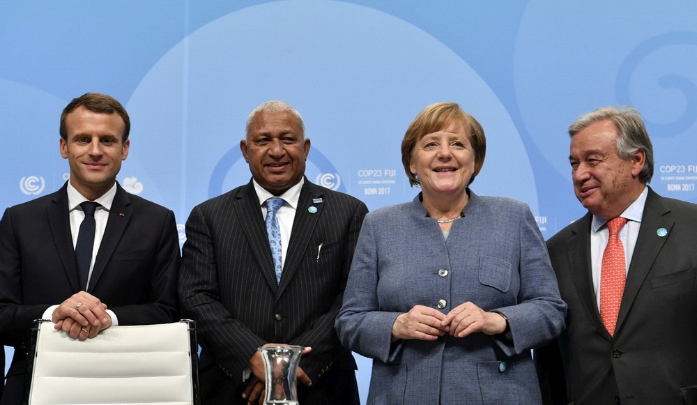 德總理默克爾（右二）、法國總統馬克龍（左一）和聯合國秘書長古特雷斯（右一）出席正在德國波恩舉行的聯合國氣候變暖大會並發表講話。（圖源：AFP）