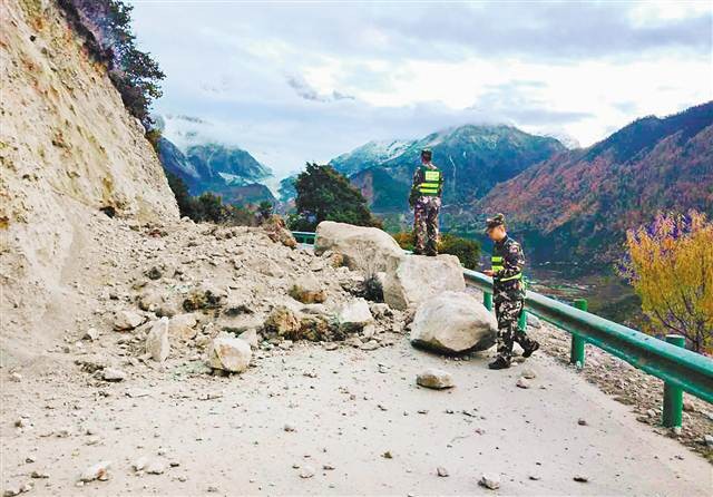 中國西藏米林縣派鎮一處山路上遭大石頭阻礙交通。（圖源：新華社）