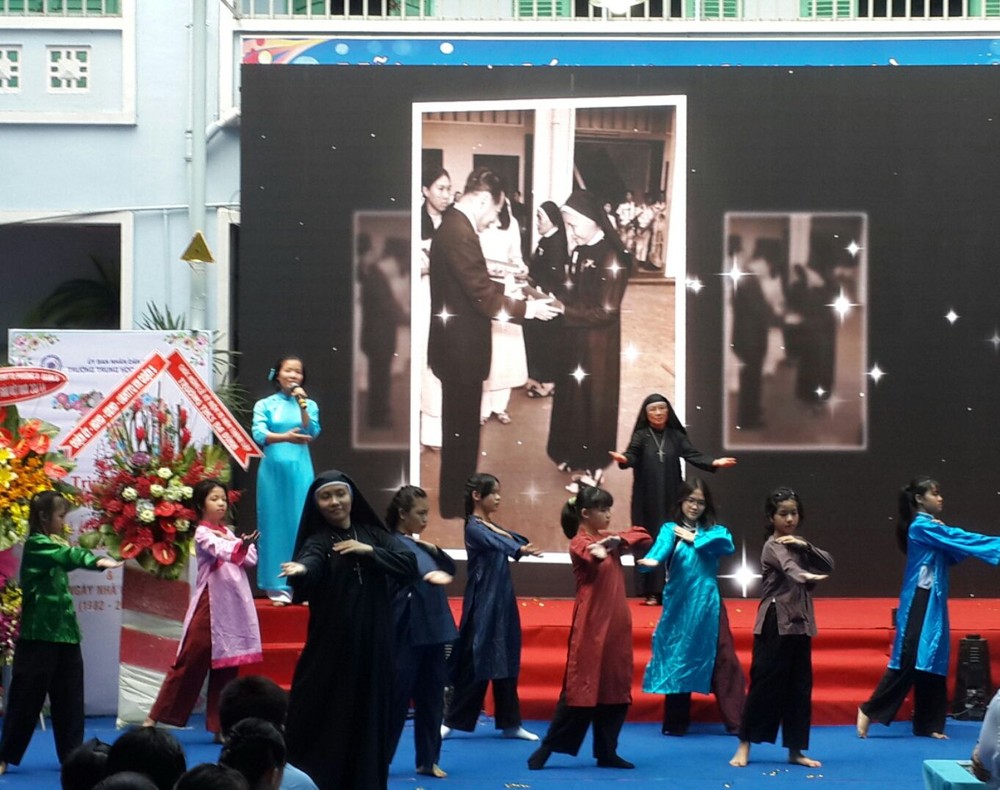 第五郡巴亭中學昨(18)日上午舉行慶祝成立70週年、越南教師節35週年儀式。
