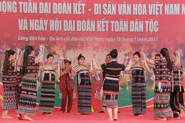 圖為“各民族大團結-越南文化遺產”週活動的一節目。（圖源：VOV）