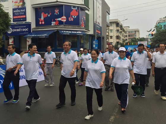 市領導與各郡企業、社團代表、熱心人士等，逾4000名運動員參加“為窮人而同行”徒步活動。