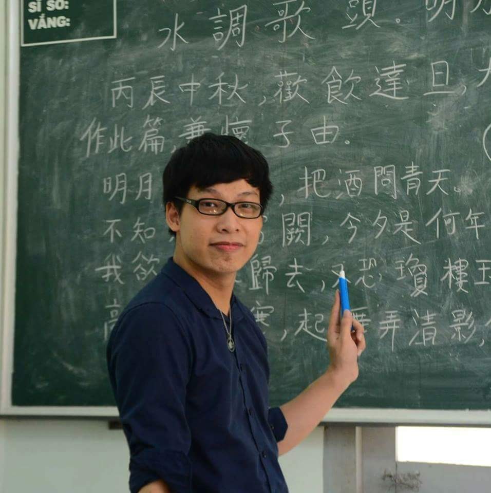 何唯鹿老師正在黎鴻鋒專校上課。