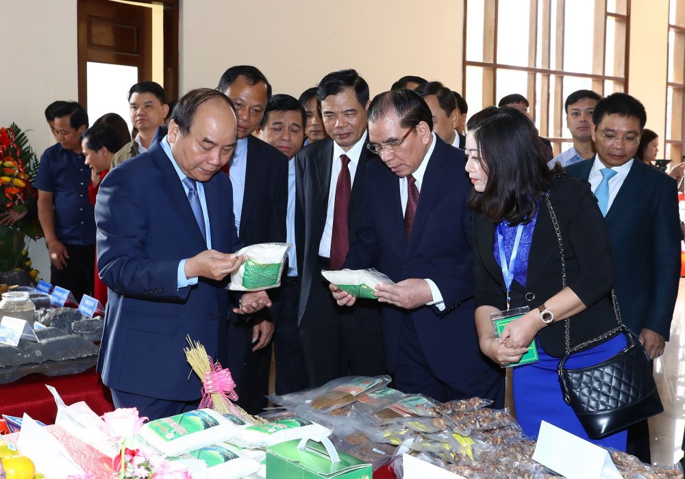 阮春福總理參觀北件(水旁)省的產品。